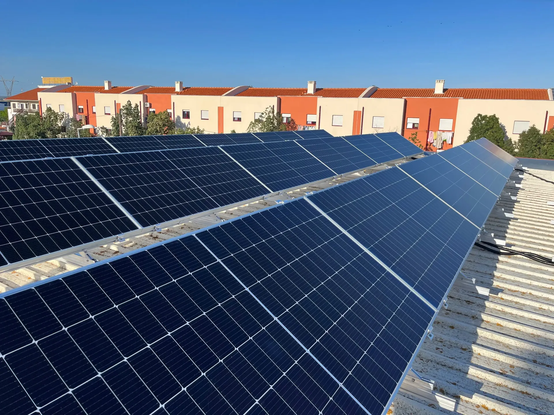 Telhado com instalação de paineis solares pela Solix Energy